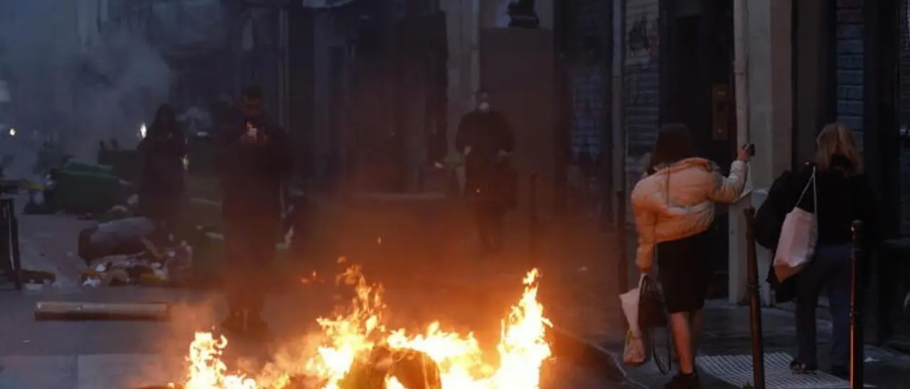 Francia, via libera del Consiglio costituzionale alla riforma delle pensioni: a Parigi proteste e scontri