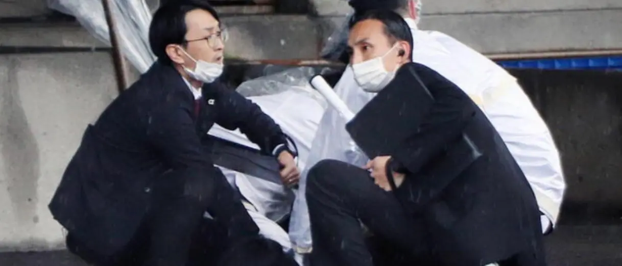 Giappone, esplosione durante un comizio: in salvo il premier Kishida