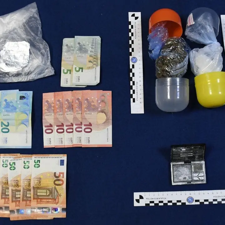 Reggio Calabria, pregiudicato agli arresti domiciliari trasforma la sua casa in centrale dello spaccio: ora è in carcere