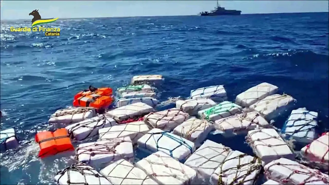 Traffico di droga, due tonnellate di cocaina recuperate in mare a largo della Sicilia orientale