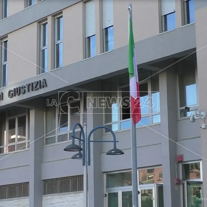 Abuso d’ufficio e falso ideologico, a giudizio due ispettori del lavoro in servizio a Crotone: sono marito e moglie