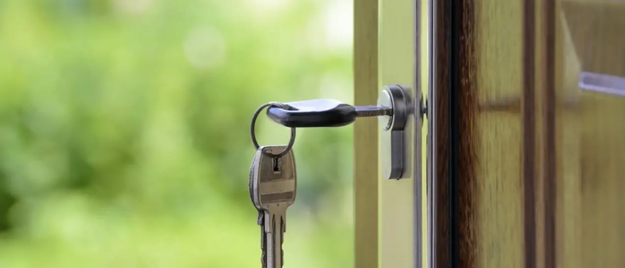 Dimentica le chiavi e prova a rientrare in casa scavalcando i balconi ma precipita e muore