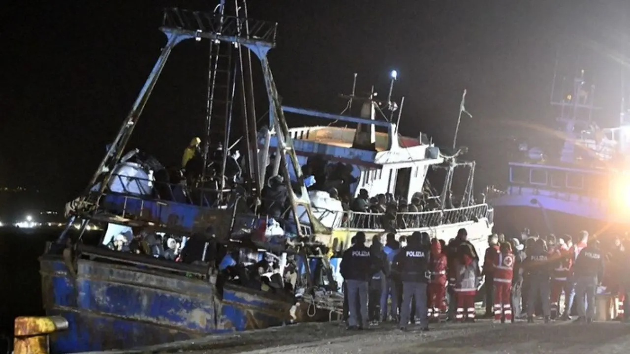 Migranti, fermati a Crotone due presunti scafisti dello sbarco al porto del 14 aprile