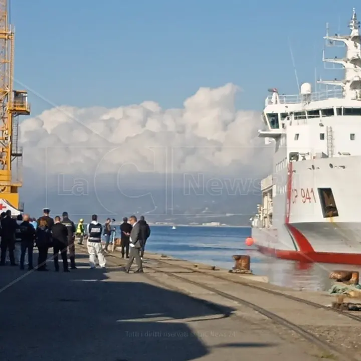 Migranti sbarcati a Vibo, arrestato presunto scafista: avrebbe guidato l’imbarcazione negli ultimi giorni di navigazione