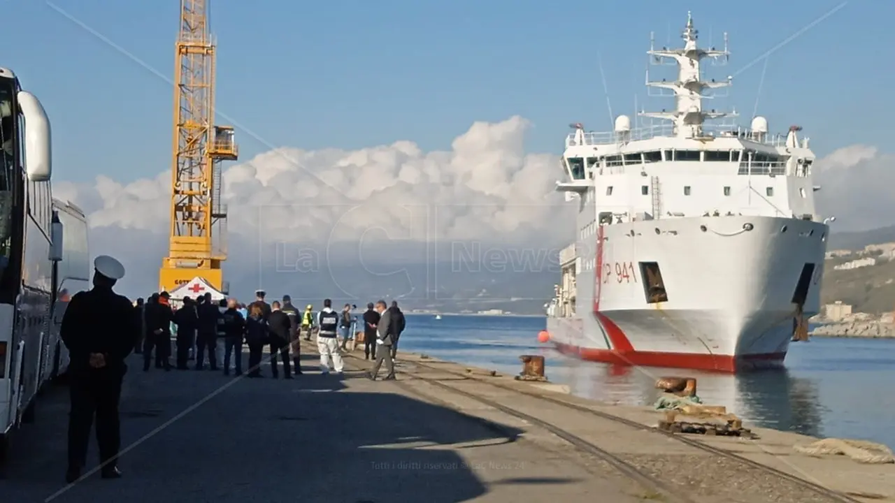 Migranti sbarcati a Vibo, arrestato presunto scafista: avrebbe guidato l’imbarcazione negli ultimi giorni di navigazione