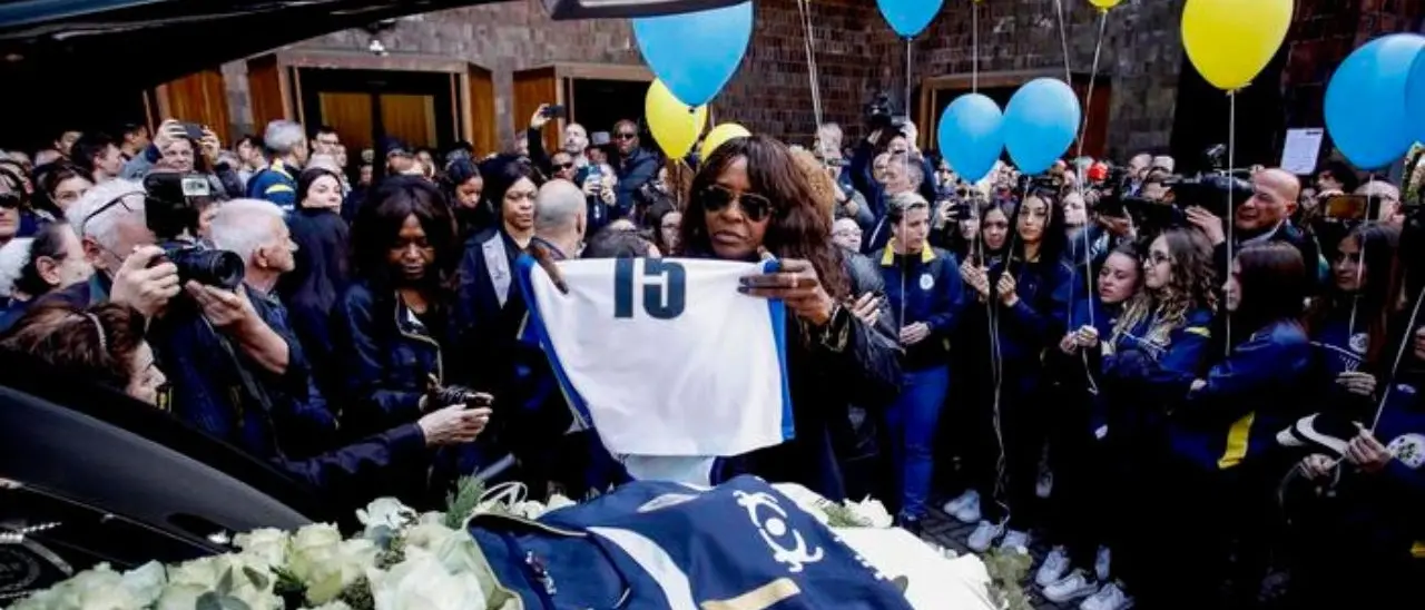 Celebrati i funerali della pallavolista suicida in Turchia. Il sacerdote cita Papa Francesco: «Non vergognatevi di avere paura del buio»