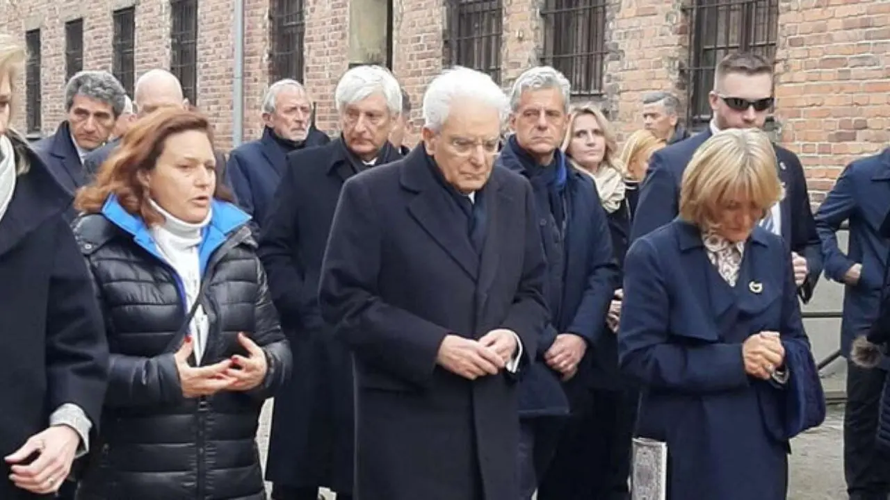 Mattarella visita il campo di concentramento di Auschwitz: «Crimine che non può conoscere né oblio né perdono»