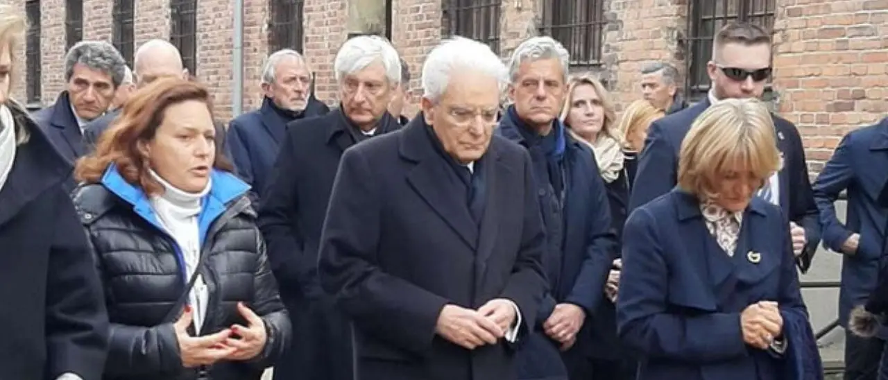 Mattarella visita il campo di concentramento di Auschwitz: «Crimine che non può conoscere né oblio né perdono»