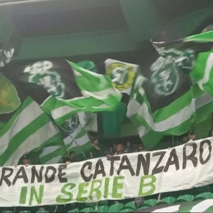 “Grande Catanzaro in Serie B”: lo striscione esposto dalla Torcida Verde dello Sporting Lisbona