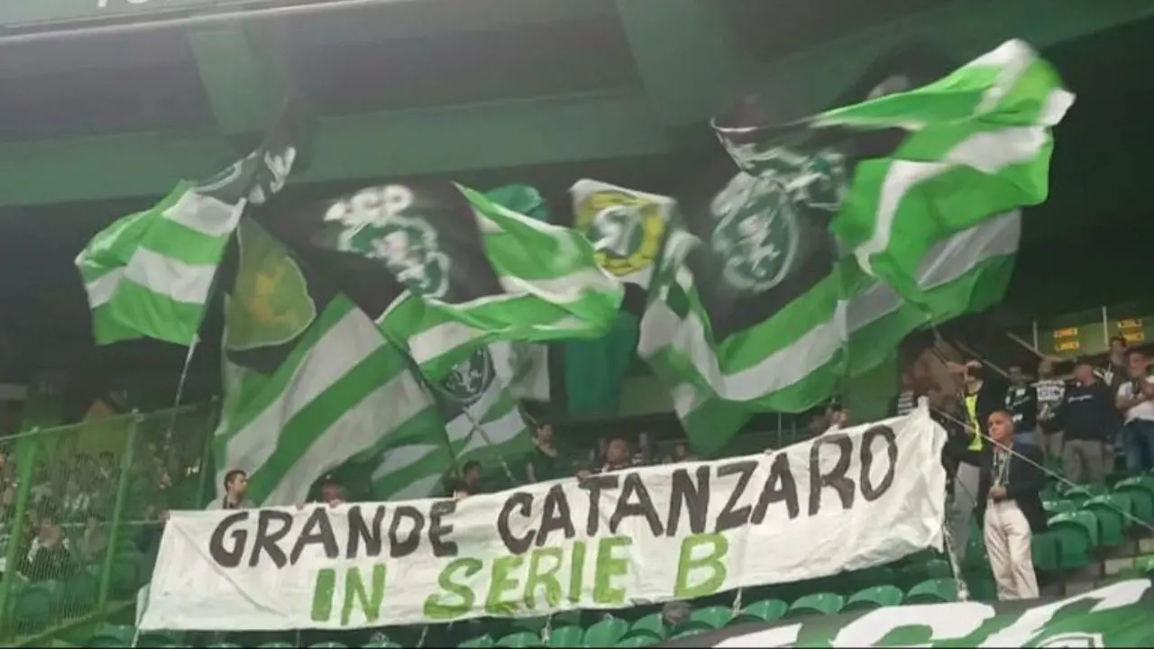 “Grande Catanzaro in Serie B”: lo striscione esposto dalla Torcida Verde dello Sporting Lisbona