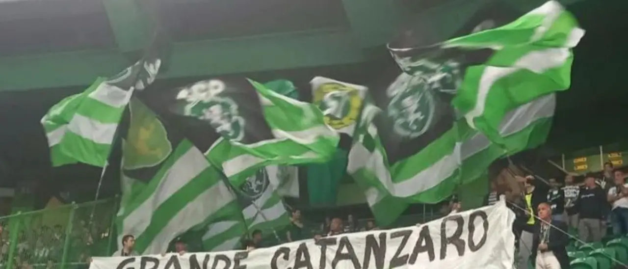 “Grande Catanzaro in Serie B”: lo striscione esposto dalla Torcida Verde dello Sporting Lisbona