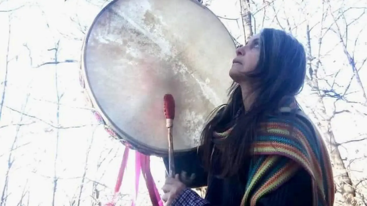 Sara, la ragazza col tamburo che ha lasciato il lavoro per curarsi l’anima: «Insegno agli altri come nutrire lo spirito»