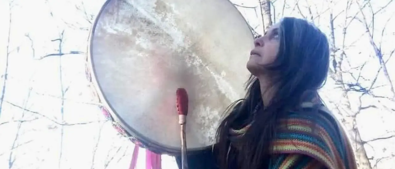 Sara, la ragazza col tamburo che ha lasciato il lavoro per curarsi l’anima: «Insegno agli altri come nutrire lo spirito»