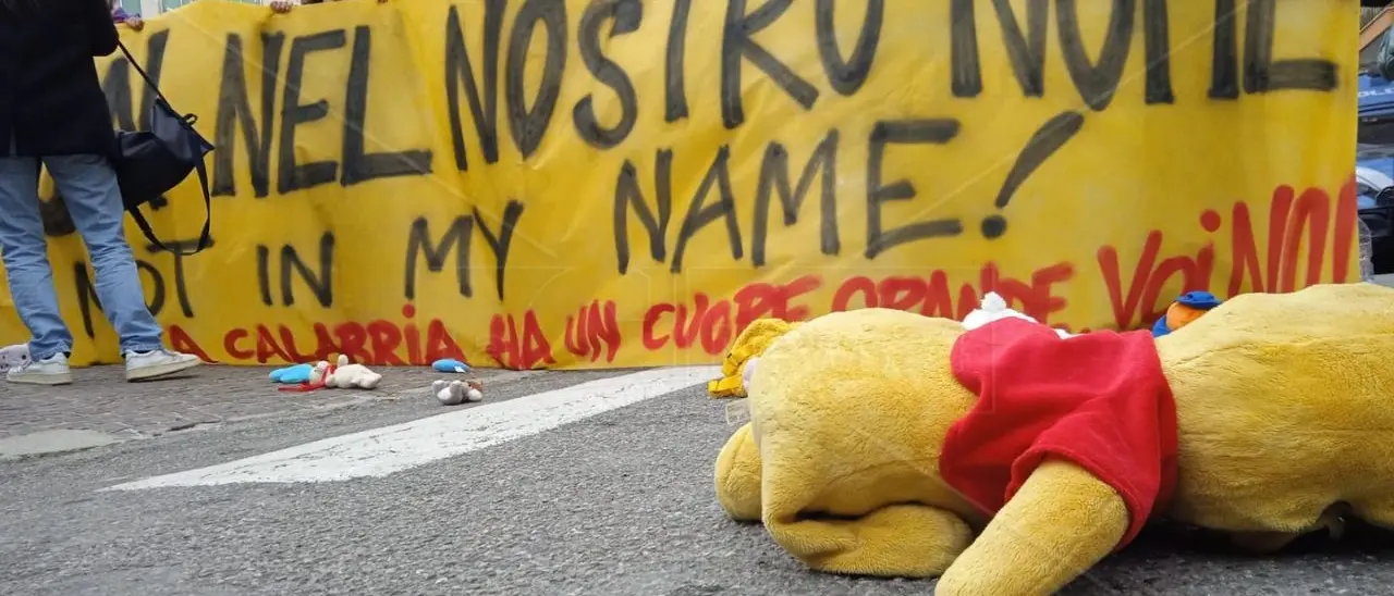 Crotone, contro il decreto Cutro sit-in di associazioni e sindacati davanti alla Prefettura