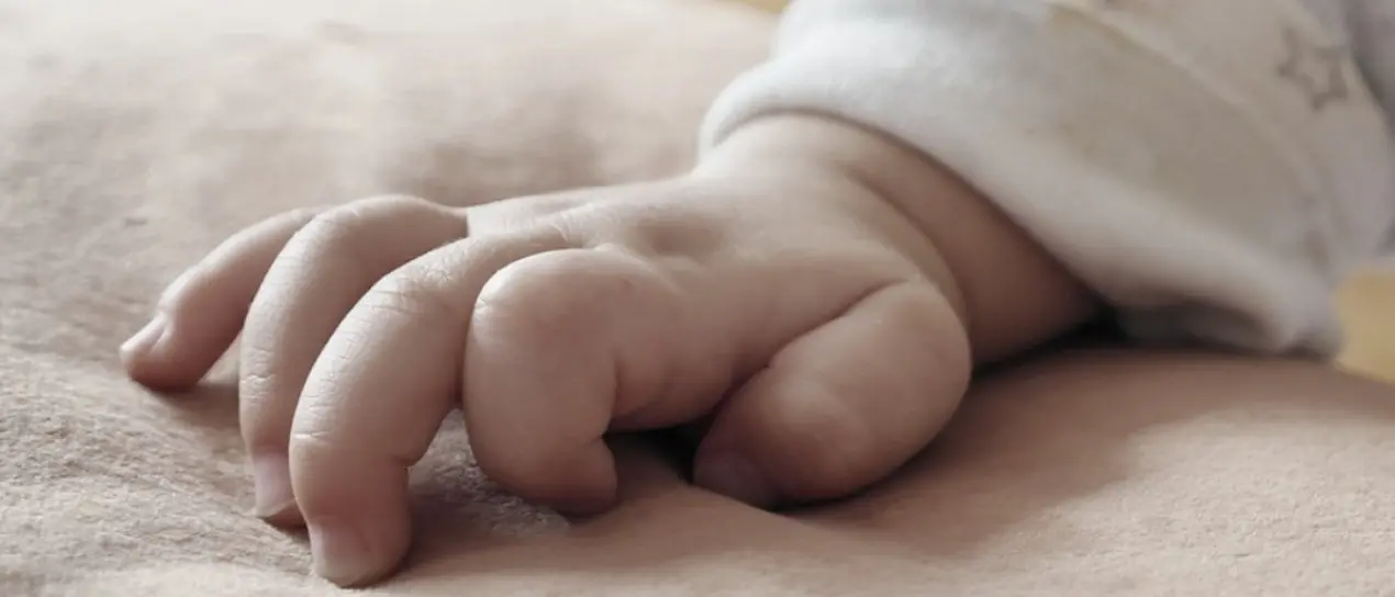 Bimbo di 4 mesi muore in ospedale dopo una caduta in casa, indagati medici e infermieri