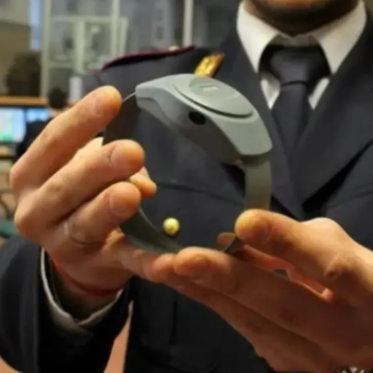 Botte e minacce alla compagna incinta, 41enne crotonese ai domiciliari con braccialetto elettronico