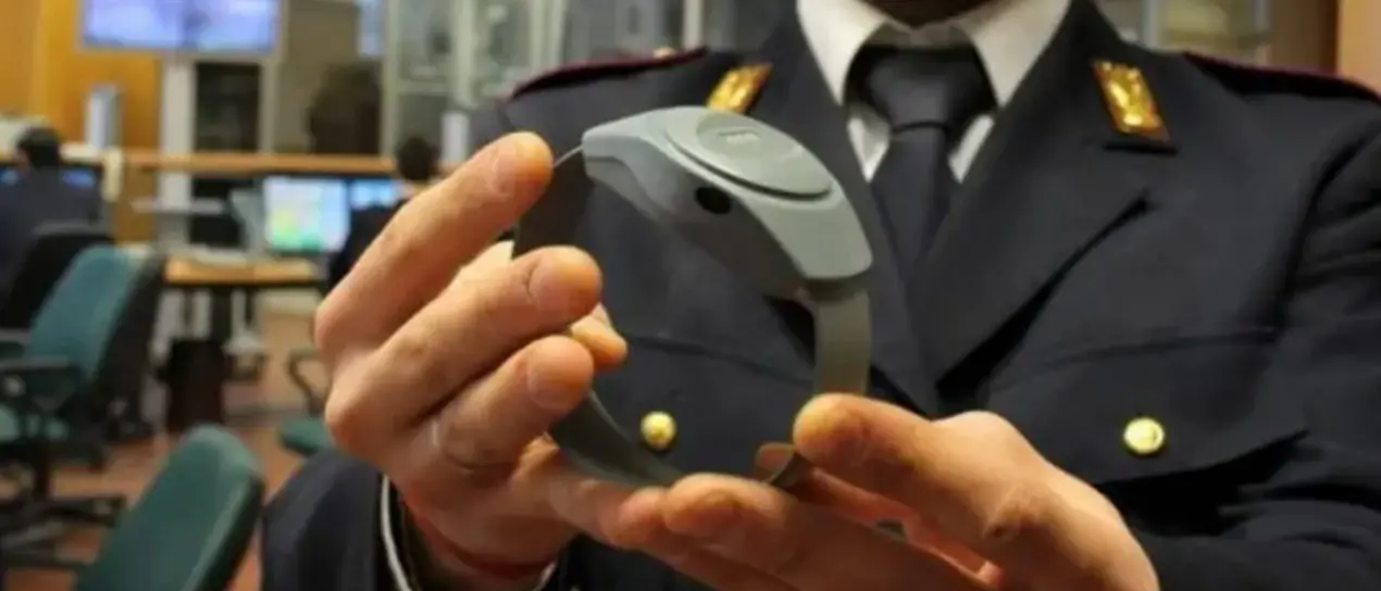 Botte e minacce alla compagna incinta, 41enne crotonese ai domiciliari con braccialetto elettronico