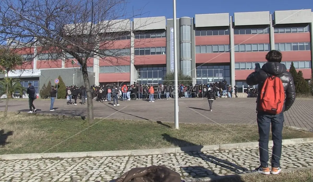 Liceo di Castrolibero, confermato il reintegro del docente accusato di molestie: la Corte d’Appello boccia il Miur