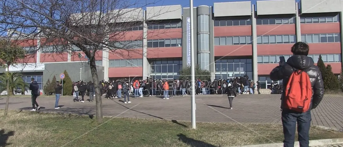 Liceo di Castrolibero, confermato il reintegro del docente accusato di molestie: la Corte d’Appello boccia il Miur