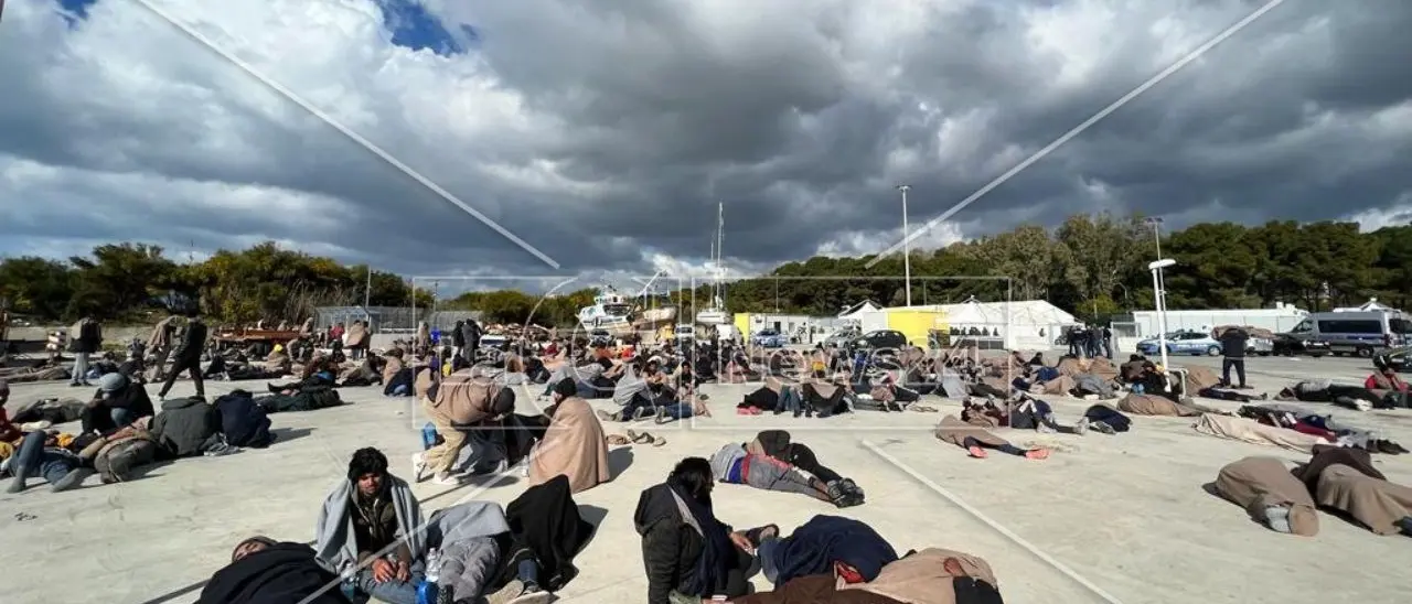 Nuovo sbarco a Crotone: arrivati al porto 164 profughi, viaggiavano a bordo di un lussuoso yacht