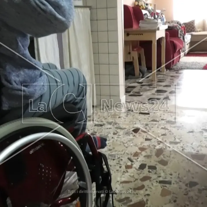 Paola, il Comune interviene sulla vicenda del bimbo di 10 anni sulla sedia a rotelle: «Non abbandoniamo nessuno»