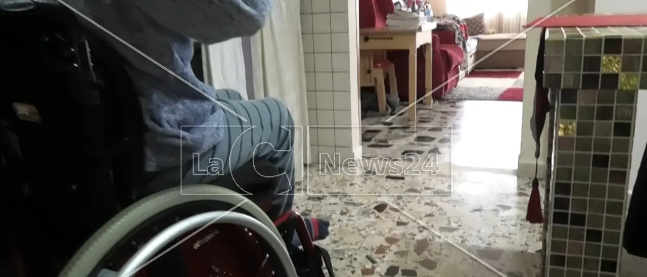 Paola, il Comune interviene sulla vicenda del bimbo di 10 anni sulla sedia a rotelle: «Non abbandoniamo nessuno»
