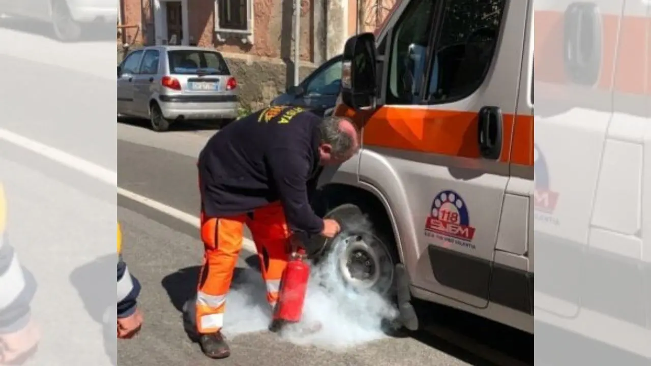 Pizzo: viene investito da un’auto e attende l’ambulanza per 45 minuti, quando arriva una ruota prende fuoco