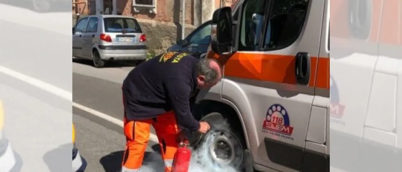 Pizzo: viene investito da un’auto e attende l’ambulanza per 45 minuti, quando arriva una ruota prende fuoco