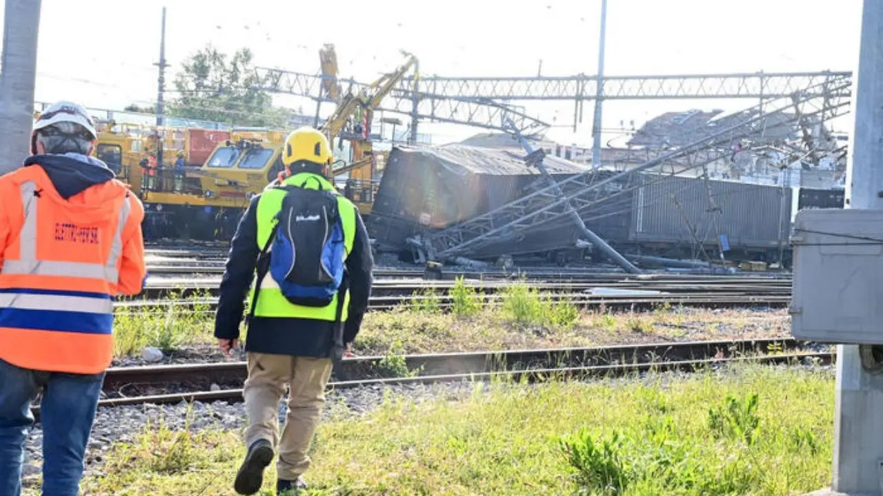 Deraglia carro di un treno merci, circolazione interrotta tra Firenze e Bologna: Frecciarossa fermo a Sibari