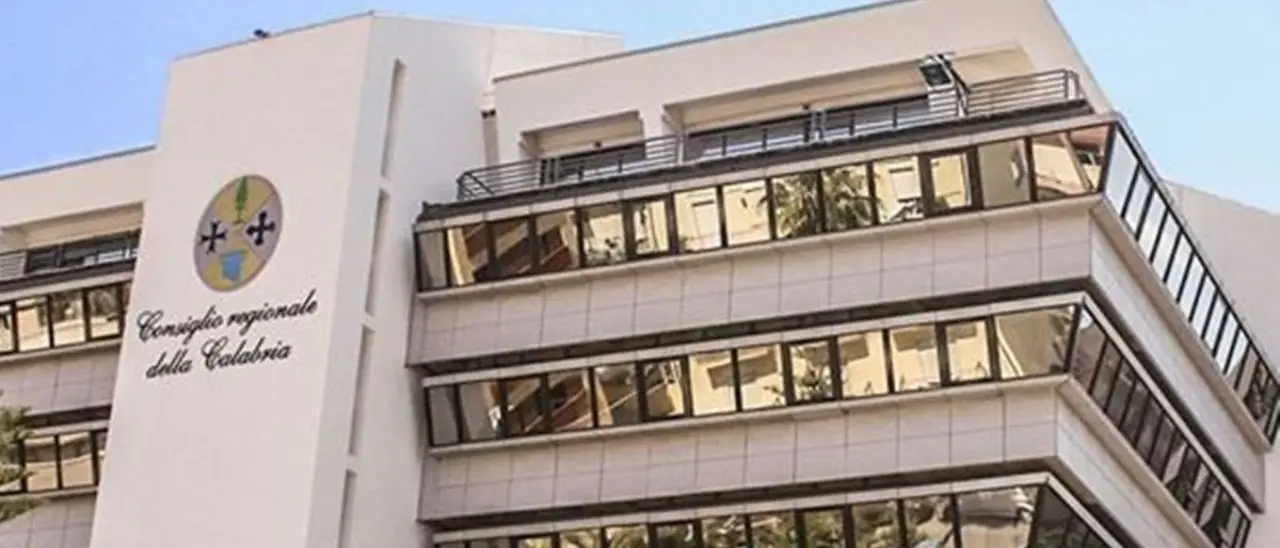 Licenze Ncc a Ferrovie della Calabria: tutti i dubbi dell’ufficio legislativo del Consiglio regionale sul “servizio taxi”