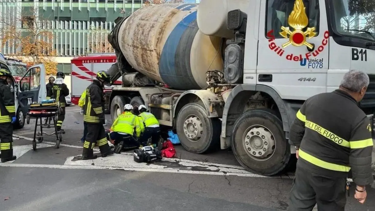 Ciclista travolta e uccisa da una betoniera a Milano: il conducente del mezzo pesante negativo all’alcol test