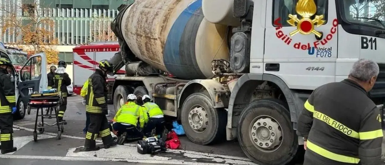 Ciclista travolta e uccisa da una betoniera a Milano: il conducente del mezzo pesante negativo all’alcol test