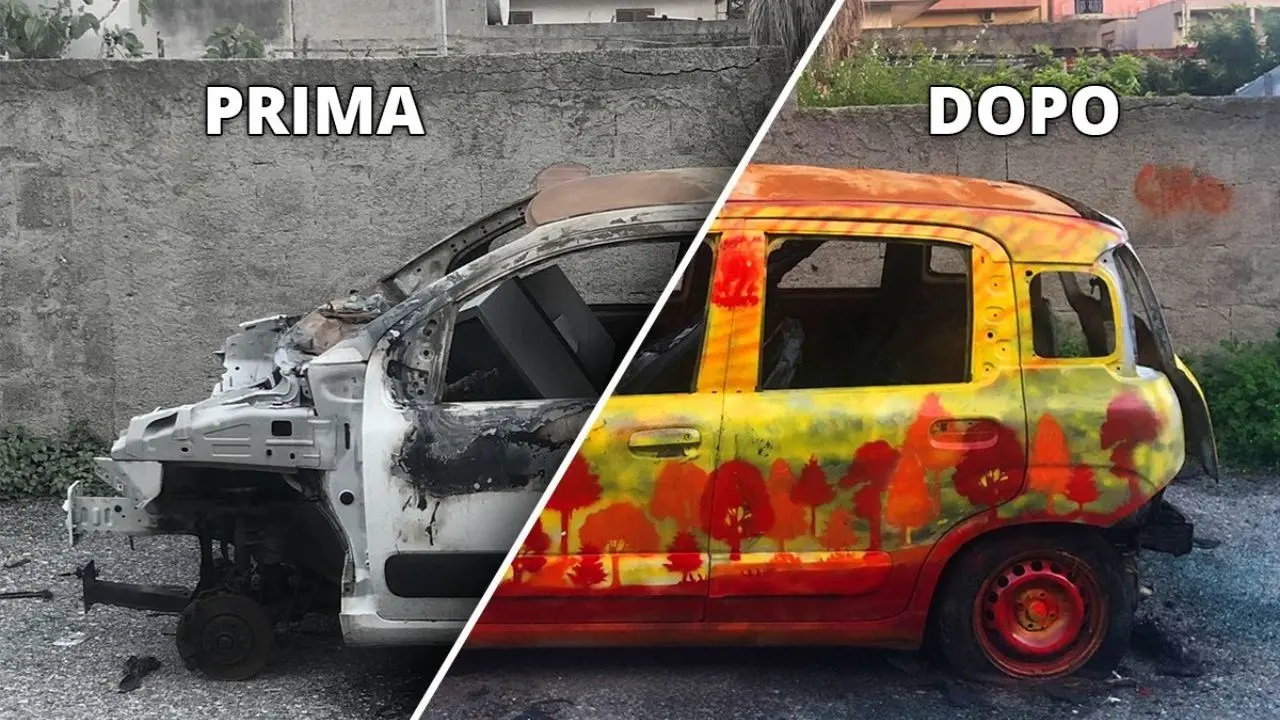 La bellezza al posto del degrado: a Reggio Calabria l’auto bruciata diventa un’opera d’arte