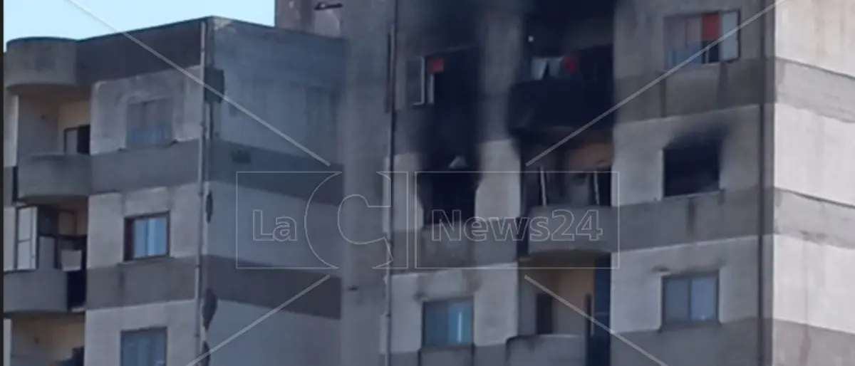 Nell’incendio della loro casa morirono tre figli, alla famiglia Corasoniti un nuovo appartamento: «Grazie»