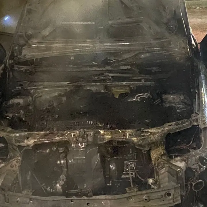 A fuoco l’auto di un commerciante a Corigliano Rossano, prevale la pista dolosa