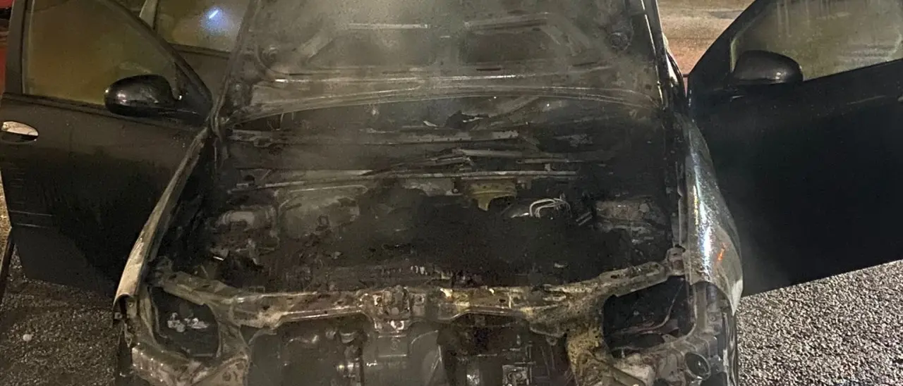 A fuoco l’auto di un commerciante a Corigliano Rossano, prevale la pista dolosa