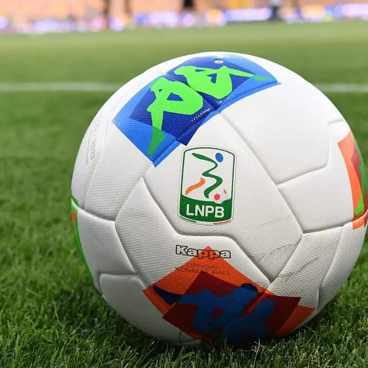 Serie B, il Covid batte Cosenza e Crotone: rinviati i match delle due formazioni rossoblù