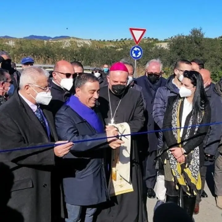 Inaugurata la “Strada del mare” nel Crotonese: collega i comuni dell’entroterra alla statale 106