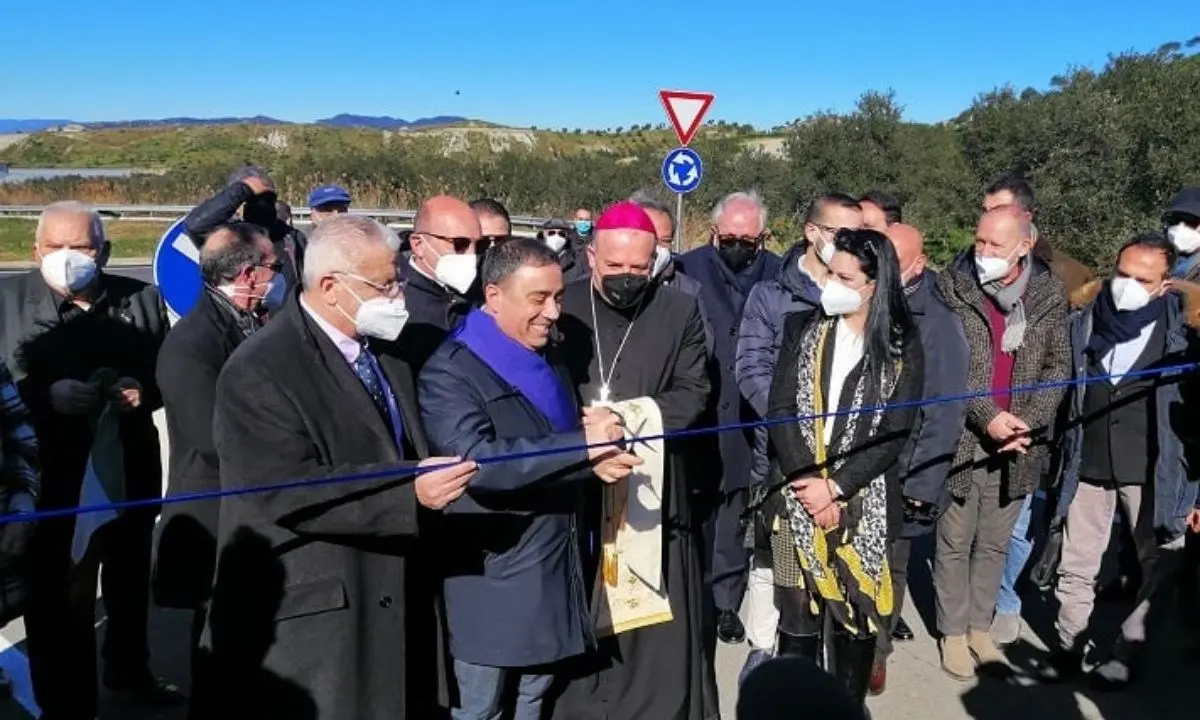 Inaugurata la “Strada del mare” nel Crotonese: collega i comuni dell’entroterra alla statale 106