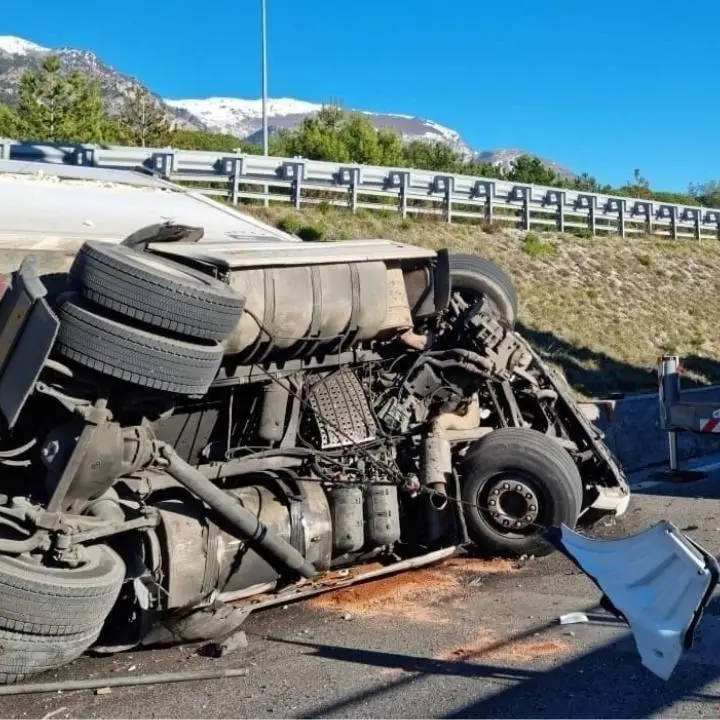 Tir si ribalta sull’A2 nel tratto cosentino, morto l’autista: traffico bloccato in entrambe le direzioni