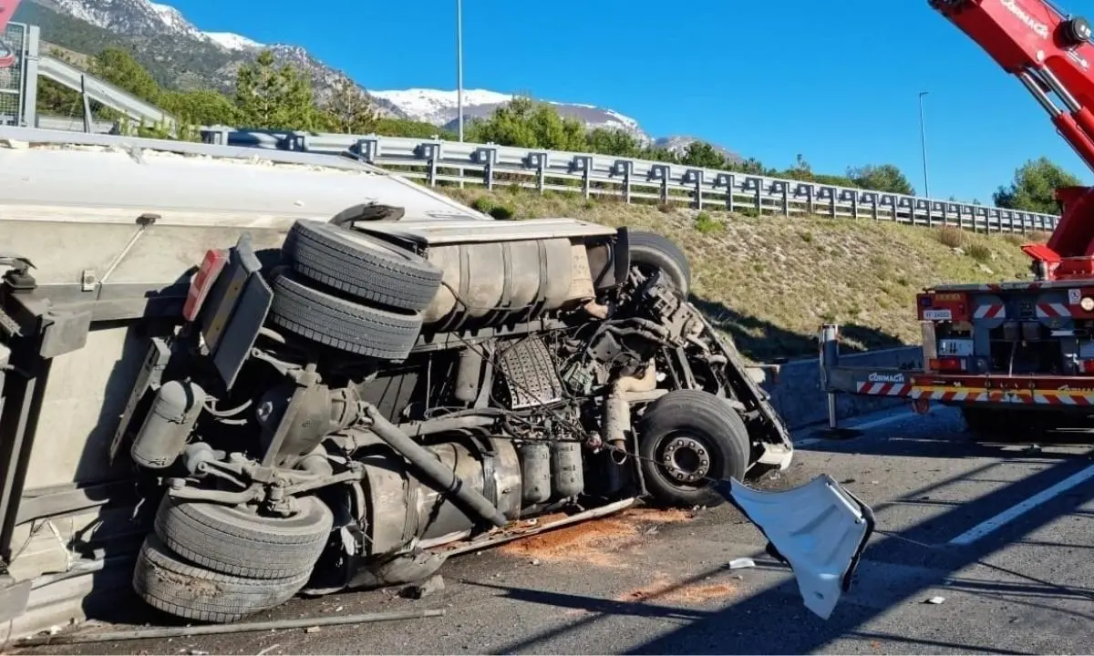 Tir si ribalta sull’A2 nel tratto cosentino, morto l’autista: traffico bloccato in entrambe le direzioni