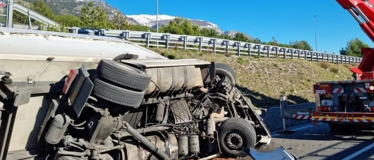 Tir si ribalta sull’A2 nel tratto cosentino, morto l’autista: traffico bloccato in entrambe le direzioni