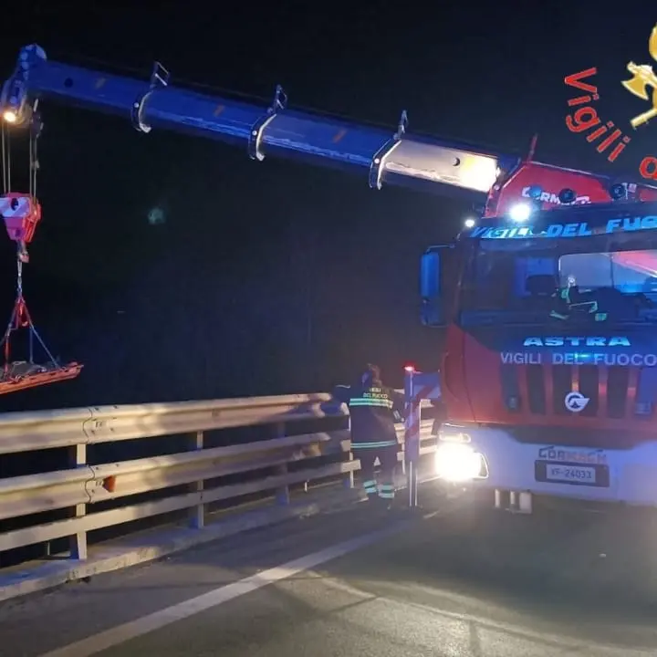 Grave incidente sull’A2, camion sfonda il guardrail e precipita per 60 metri: 2 morti