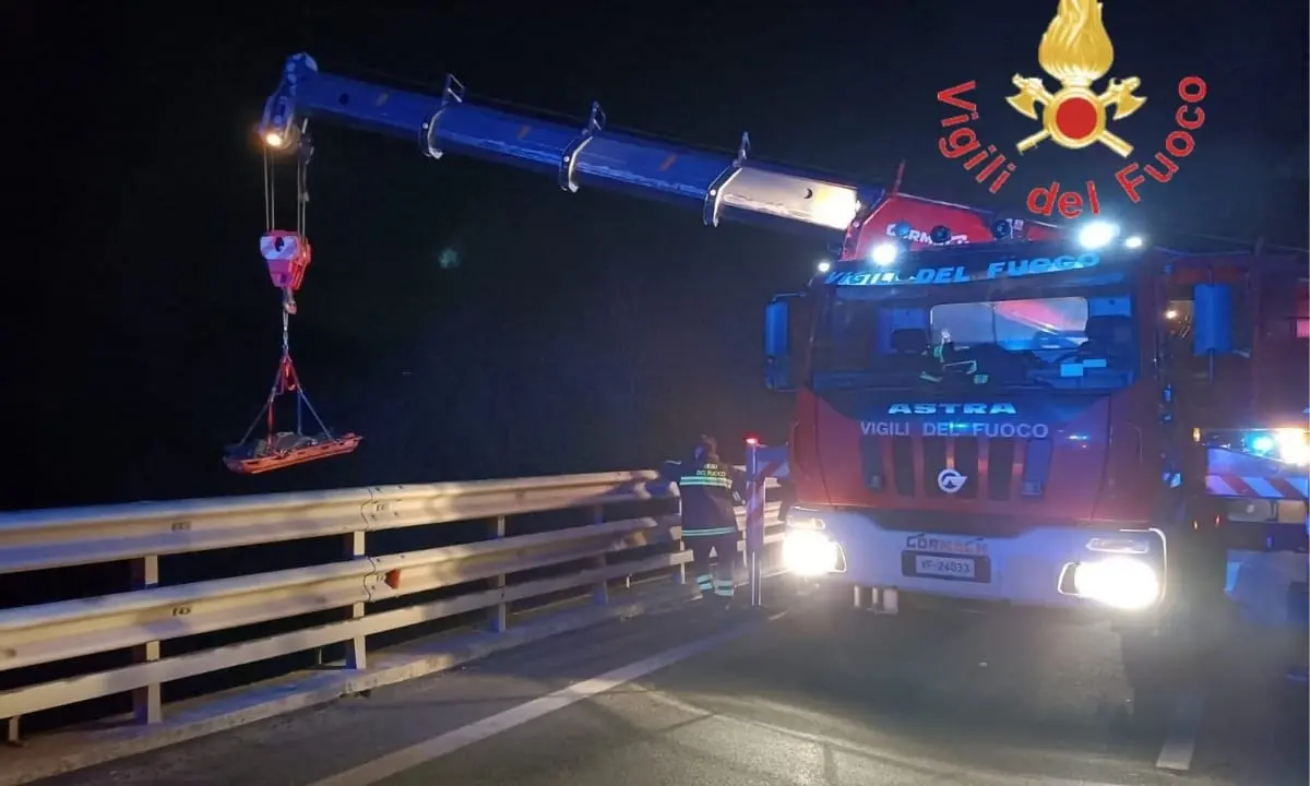 Grave incidente sull’A2, camion sfonda il guardrail e precipita per 60 metri: 2 morti