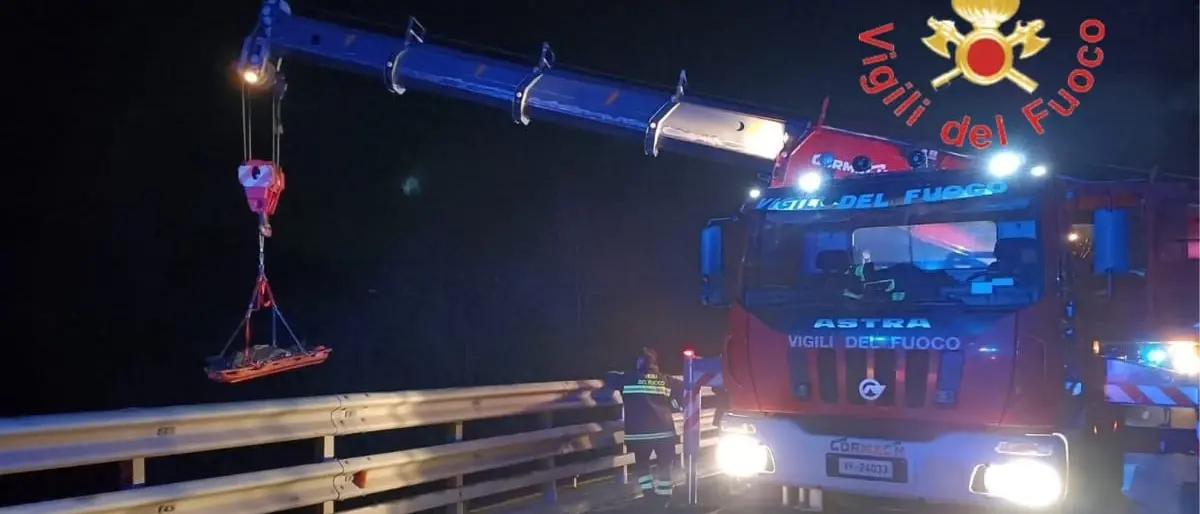 Grave incidente sull’A2, camion sfonda il guardrail e precipita per 60 metri: 2 morti
