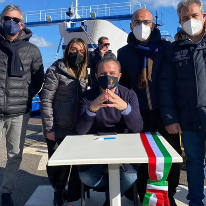 Green pass, il sindaco di Messina si accampa sul molo: «Lo Stato ci ha sequestrato, cambiare la norma»
