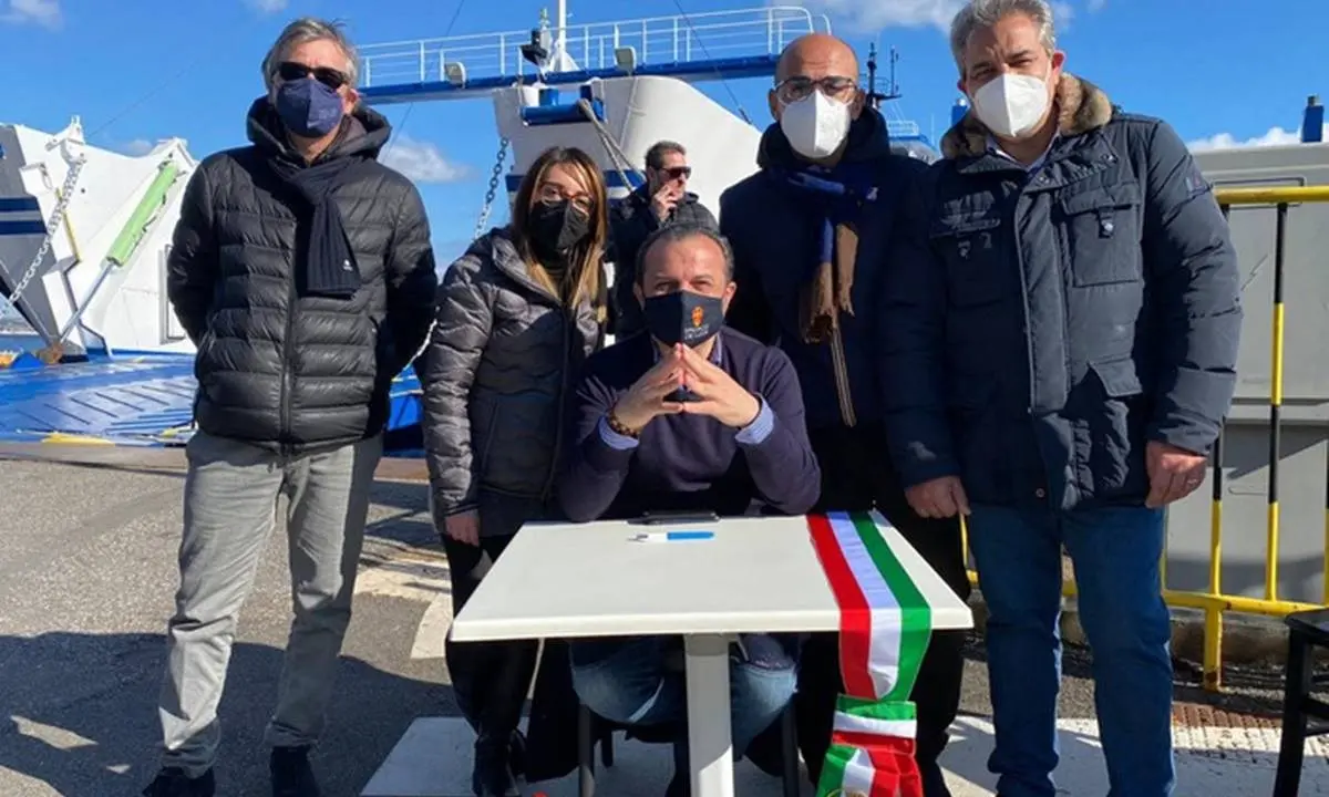 Green pass, il sindaco di Messina si accampa sul molo: «Lo Stato ci ha sequestrato, cambiare la norma»