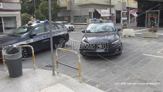 Cosenza, comandante della Municipale fuma in ufficio: ora rischia un processo penale