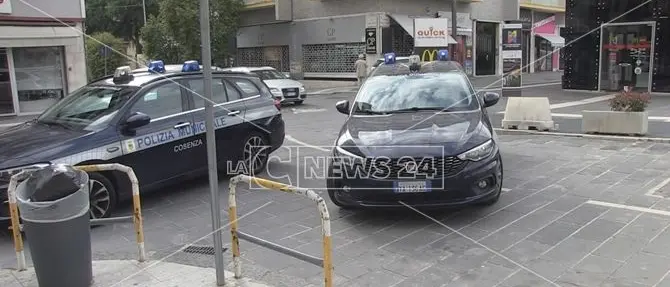 Cosenza, comandante della Municipale fuma in ufficio: ora rischia un processo penale