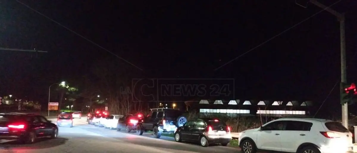 Vibo, odissea tamponi per gli studenti: traffico in tilt e lunghe code
